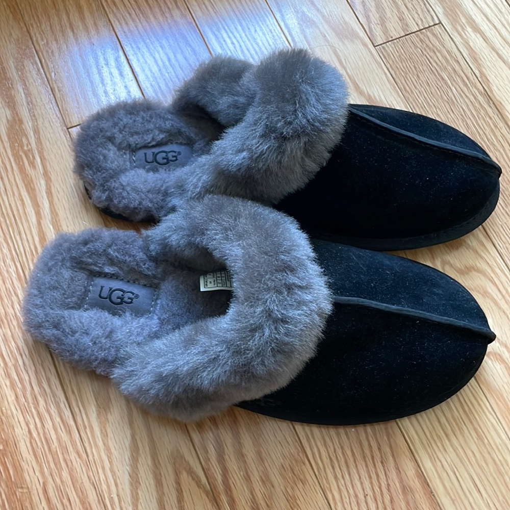 Cozy and plush Ugg slippers in black size 8 never before worn